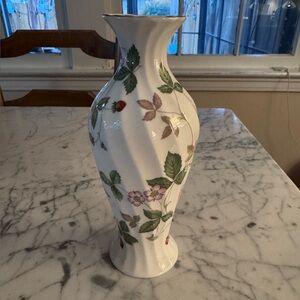 Wedgwood wild strawberry 8 inch swirl vase, like new